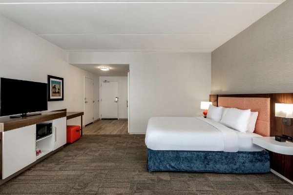 Hampton Inn Baltimore Bayview Campus image 10