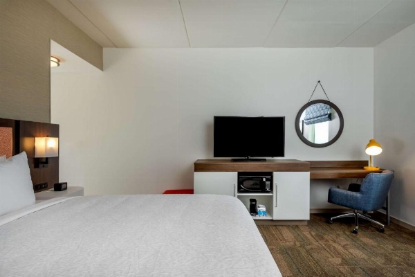 Hampton Inn Baltimore Bayview Campus image 16